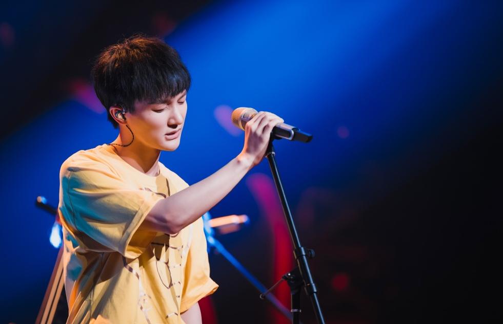 唱高音喉咙怎么不上提,高音老是扯嗓子怎么办唱不出来