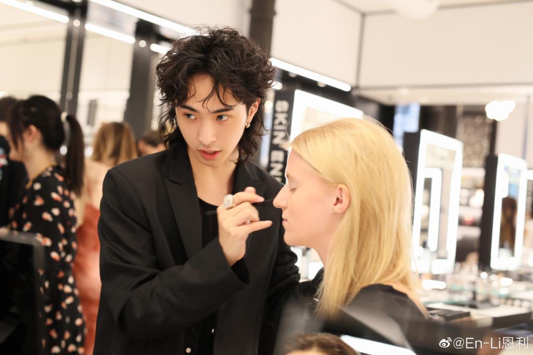 那个穿女装上热搜的留学男生，如今怎么样了？