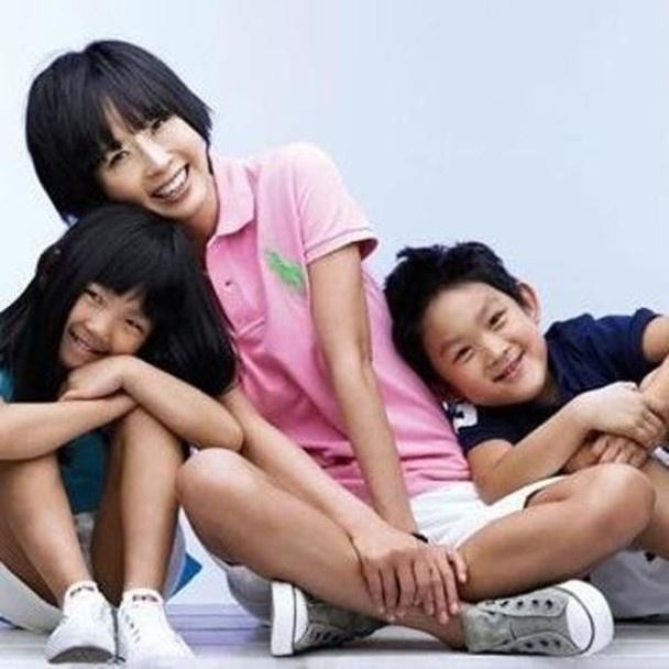 父母自杀，遭遇霸凌，早恋暴瘦100斤，崔真实女儿的成长太悲惨