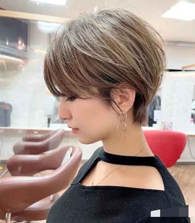 小圆脸适合剪短发吗,肉肉的小圆脸女生剪短发