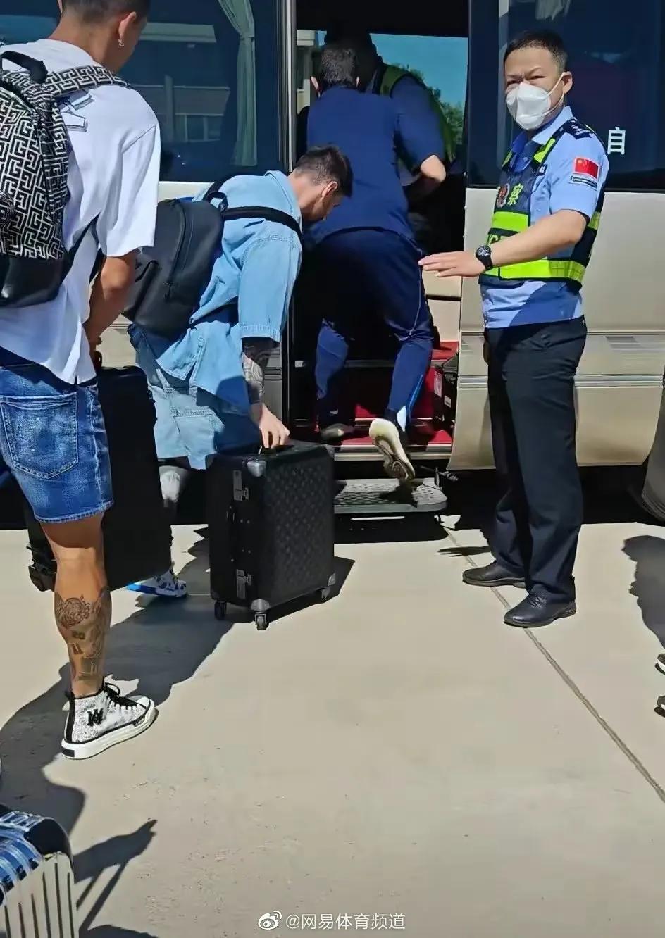 球王梅西任意球绝杀再渡封神,梅西抵京视频