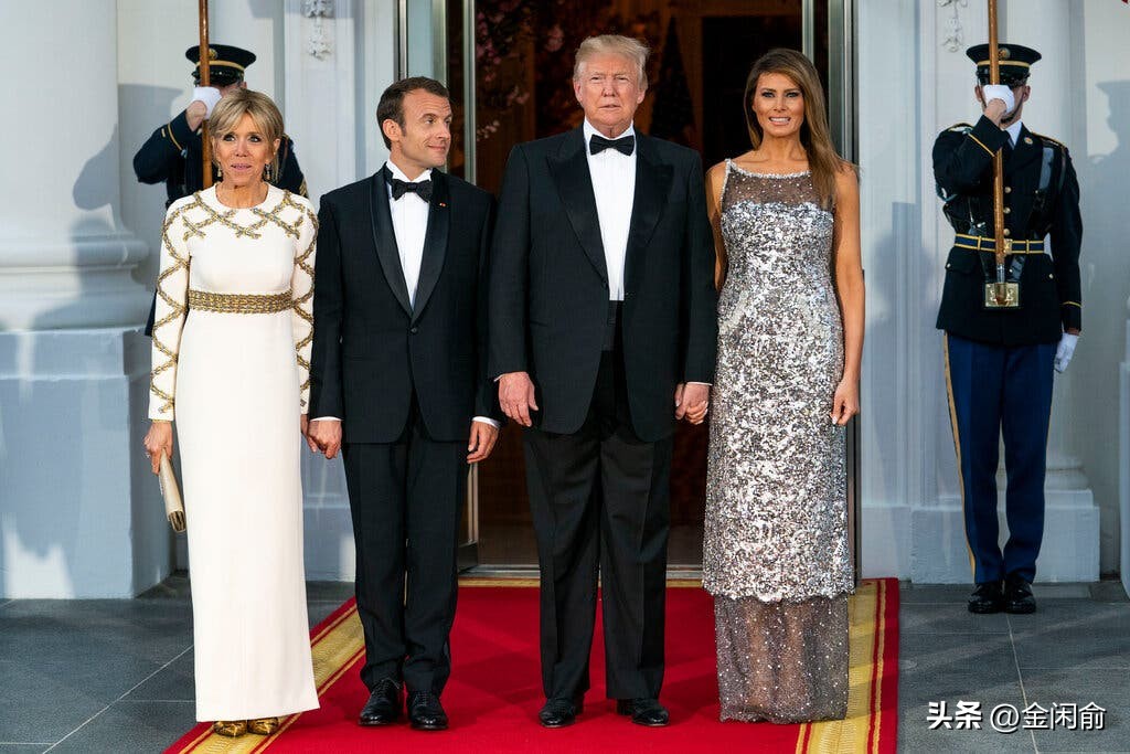 马克龙夫妇携手并肩,马克龙与妻儿出席活动