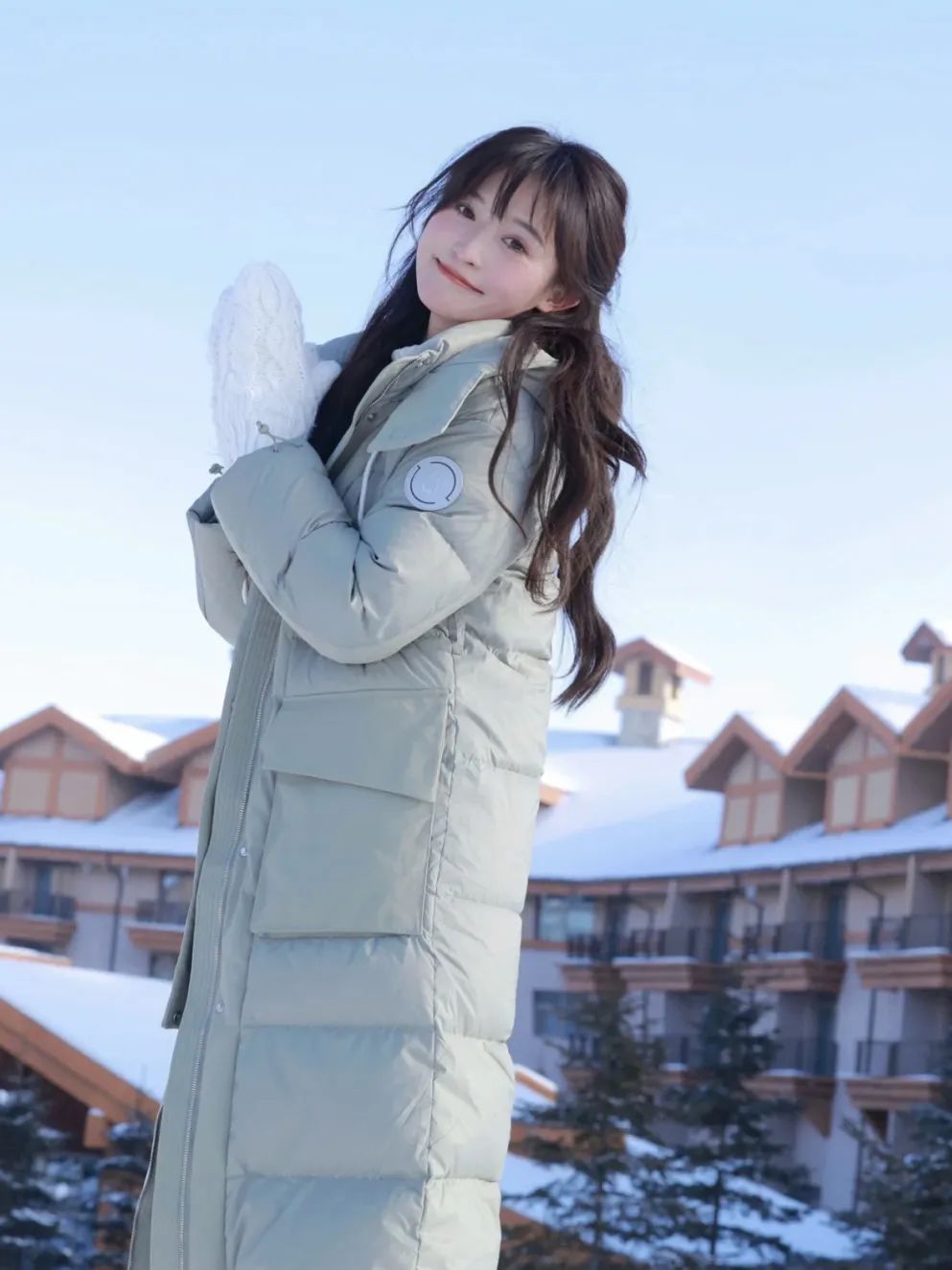 羽绒服卫衣裙搭配,今年流行穿搭羽绒服加什么靴子