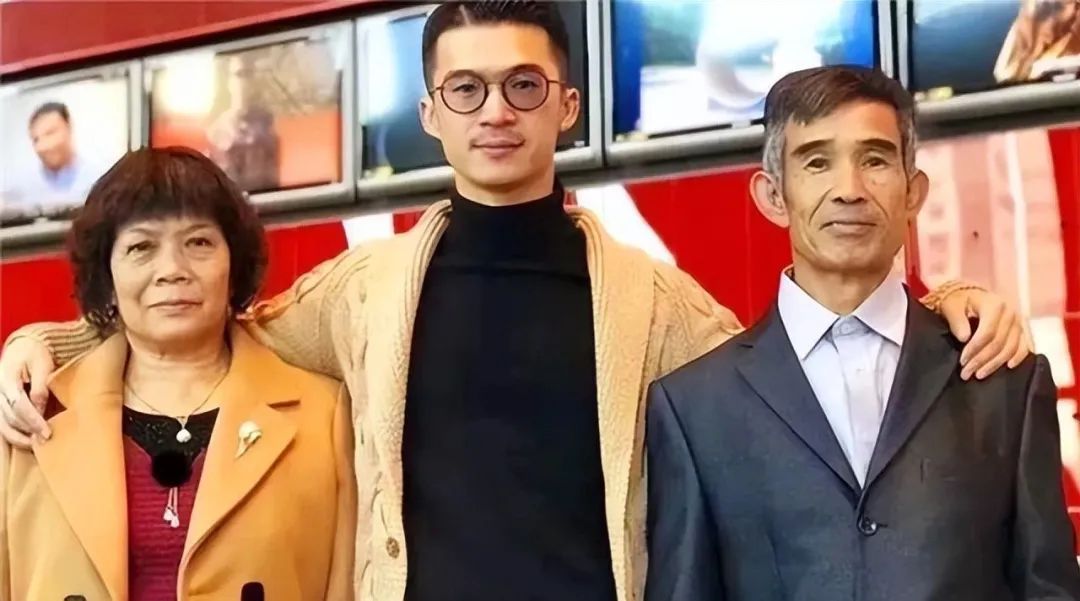 80后广东小伙回村织毛衣年入500万,有个小伙靠织毛衣赚钱是真的吗