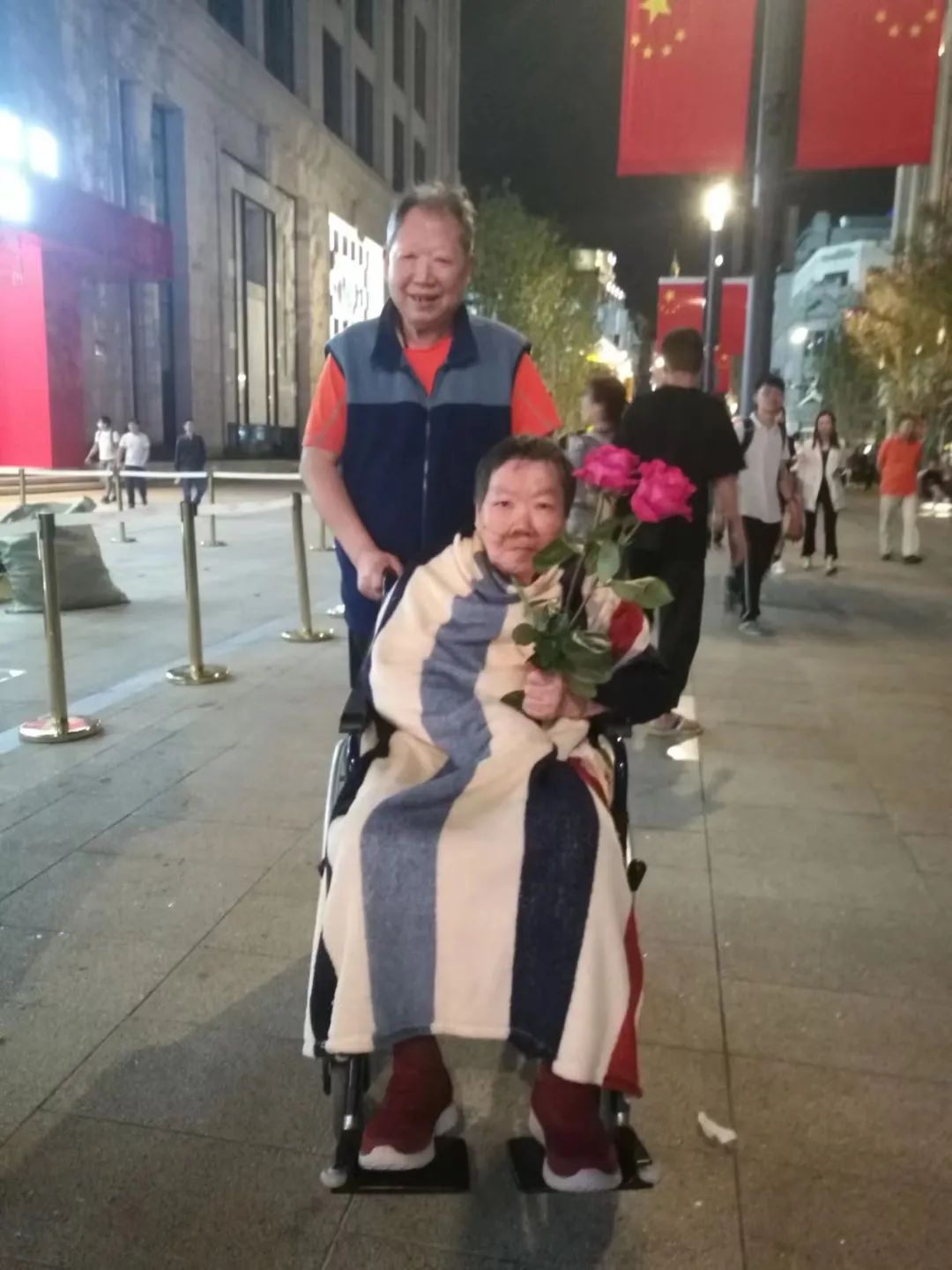 给老人洗澡一年没洗,为老人洗一次澡