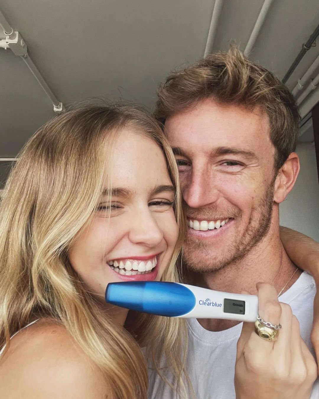 巴西男模特与女友迎接双胞胎，即将走进婚姻殿堂结婚