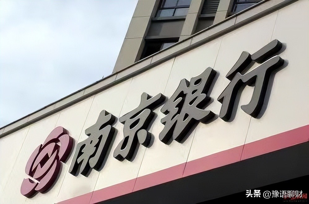 想要每个月利息达到3656元，需要在银行存多少钱？至少“这个数”