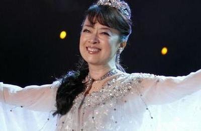 主持春晚13载，和董卿上演回忆杀，用4张白纸“骗”了观众30年