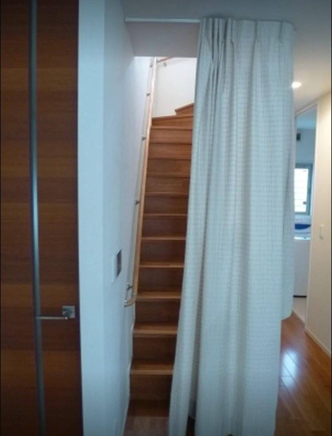 阁楼楼梯口封闭帘子,室内楼梯口怎么遮挡美观不跑热气