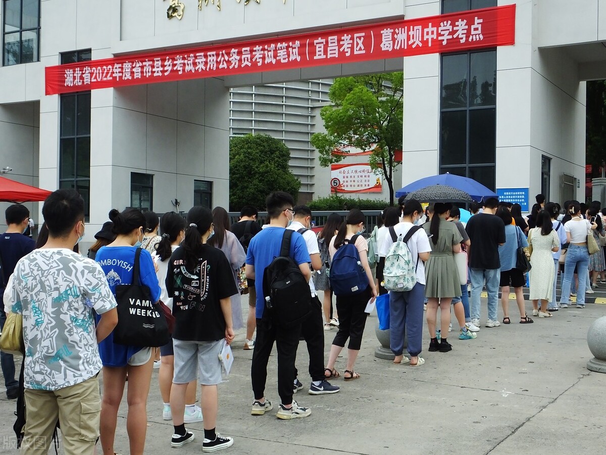 ​83个大学撤销公管专业，公考几十万人弃考，公务员不香了？