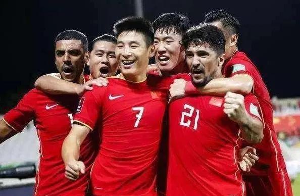 郑智拍摄教练和球员二版定妆照,他会是国足十二强赛的救世主吗?