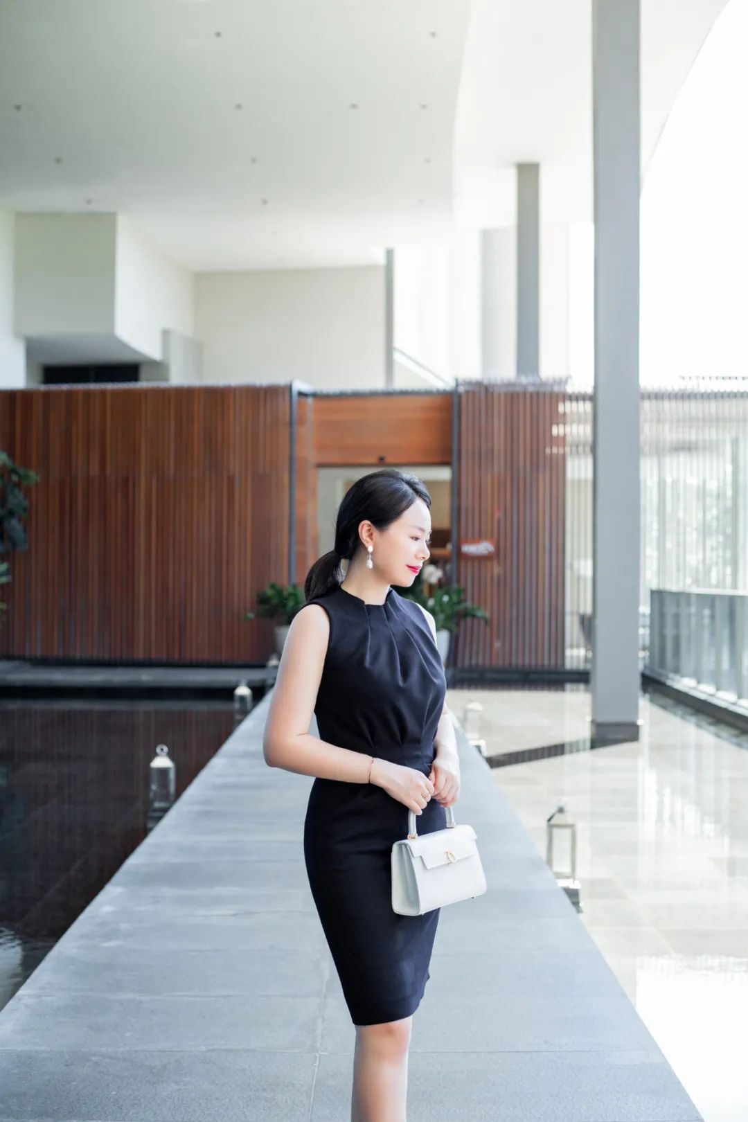 孟晚舟穿的白色连衣裙是什么品牌,孟晚舟同款连衣裙大码