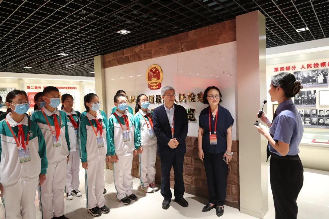 沉浸式体验法院零距离生动普法,零距离接触沉浸式体验