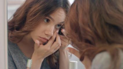 经常戴隐形眼镜发现眼睛发黄,长期戴隐形眼镜会视网膜脱落吗