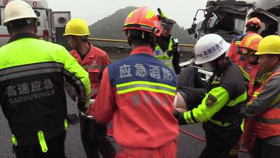 货车追尾致司机被困消防成功救援,高速货车追尾消防紧急救援视频