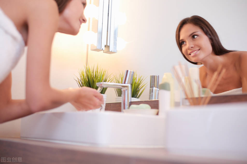 皮肤爱出油用什么改善方法最有效,皮肤很容易出油如何解决这个问题