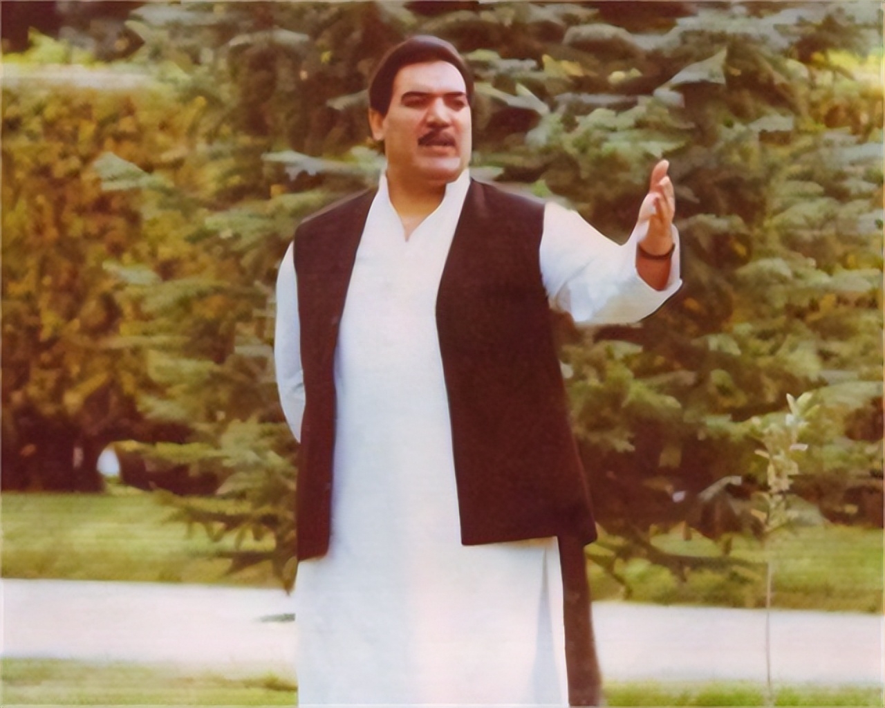 1996年，阿富汗的前总统纳吉布拉，遭遇残忍阉割，尸体被扔臭水沟