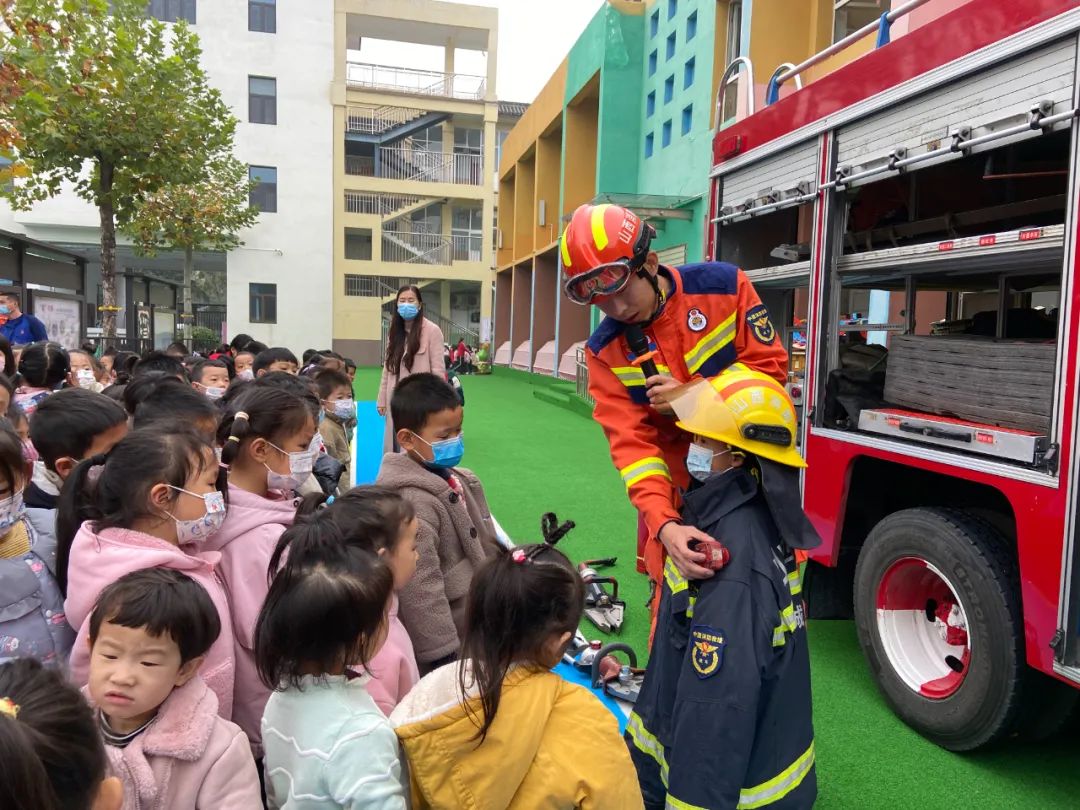 消防安全进百校宣传教育系列活动,走进学校开展消防安全宣传第一课