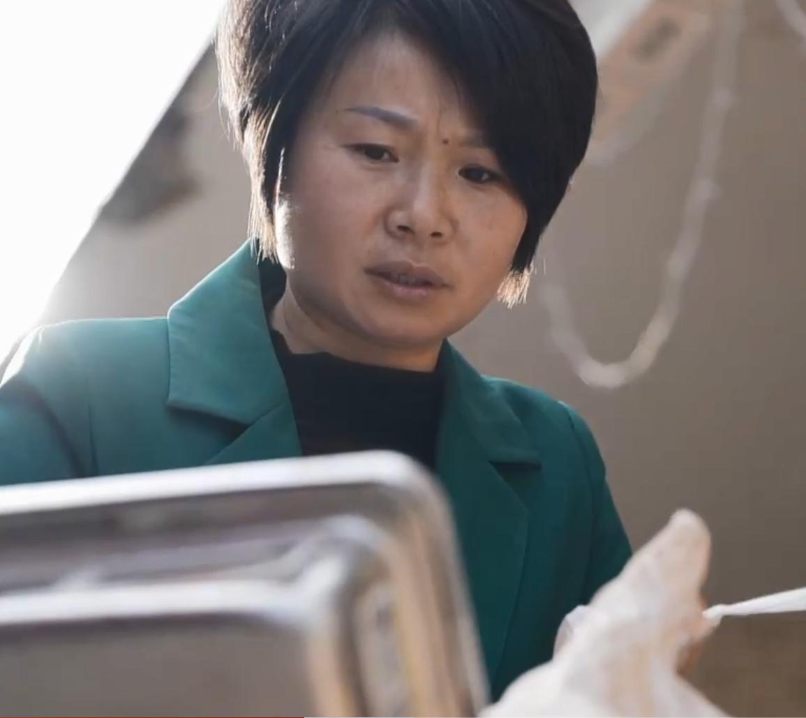 农村妇女回家创业，意外发现商机，竟把猪都不吃的红薯梗卖出天价