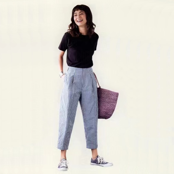 女生穿运动鞋最时尚的穿搭,白体恤怎么搭配裙子运动鞋