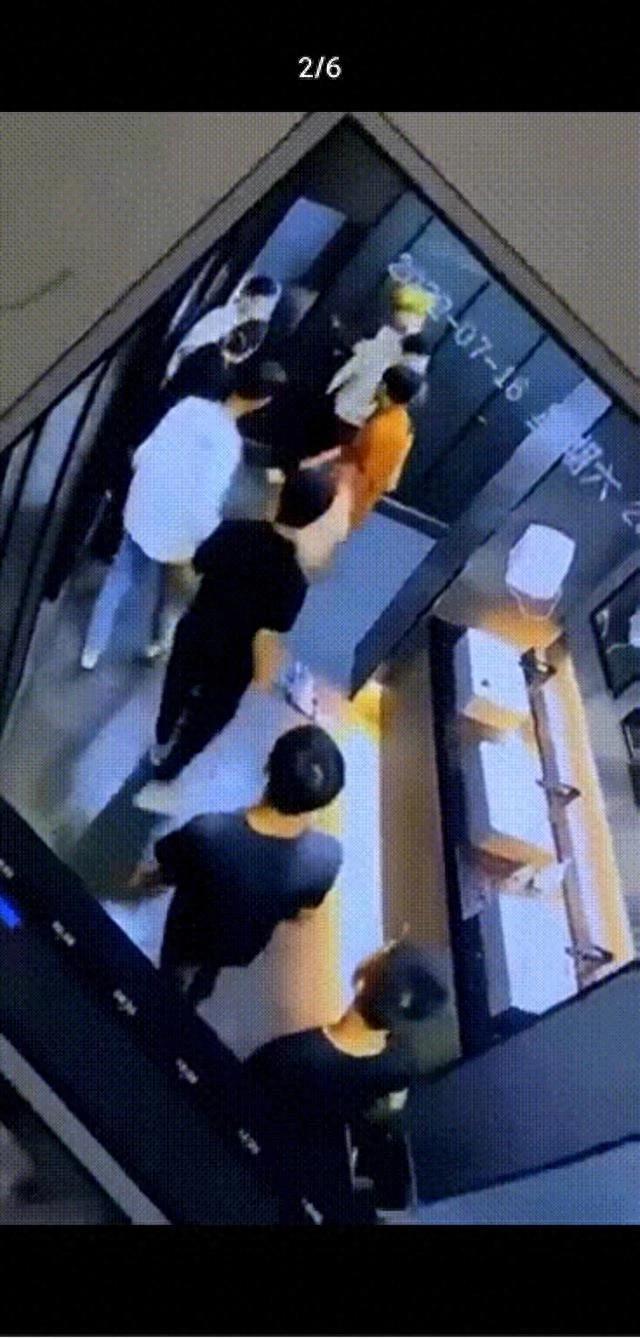 女子被男子扯着头发拖进厕所,男子露出*体下**小便,羞辱现场视频曝