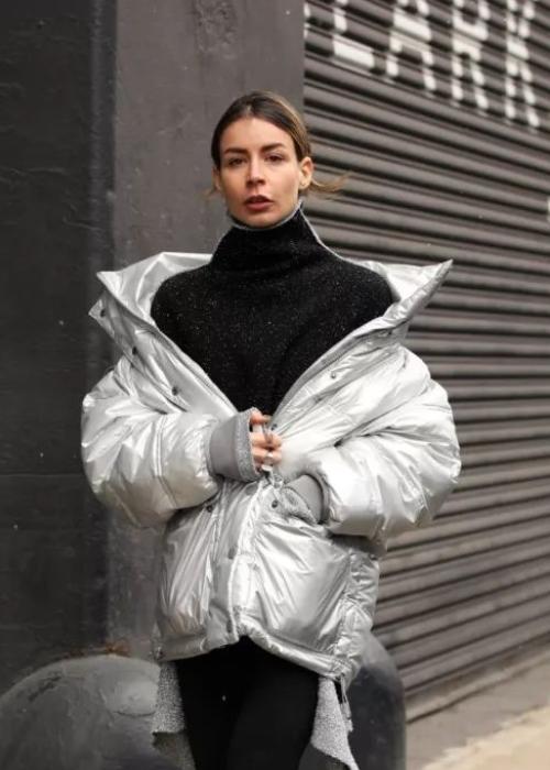 长款羽绒服鲨鱼裤老爹鞋,宽松羽绒服搭配鲨鱼裤老爹鞋