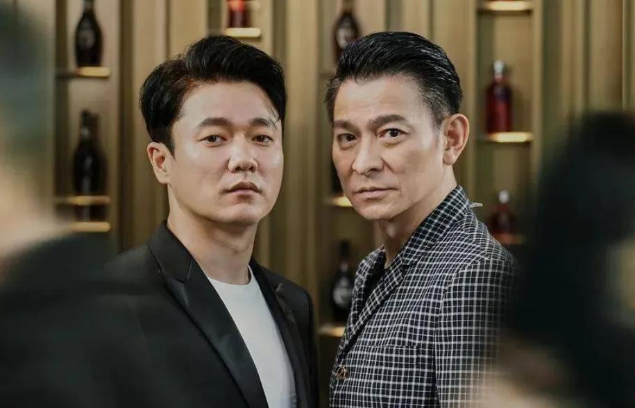 昔日爆红组合街头卖唱,曾经红极一时现在却卖唱的歌手