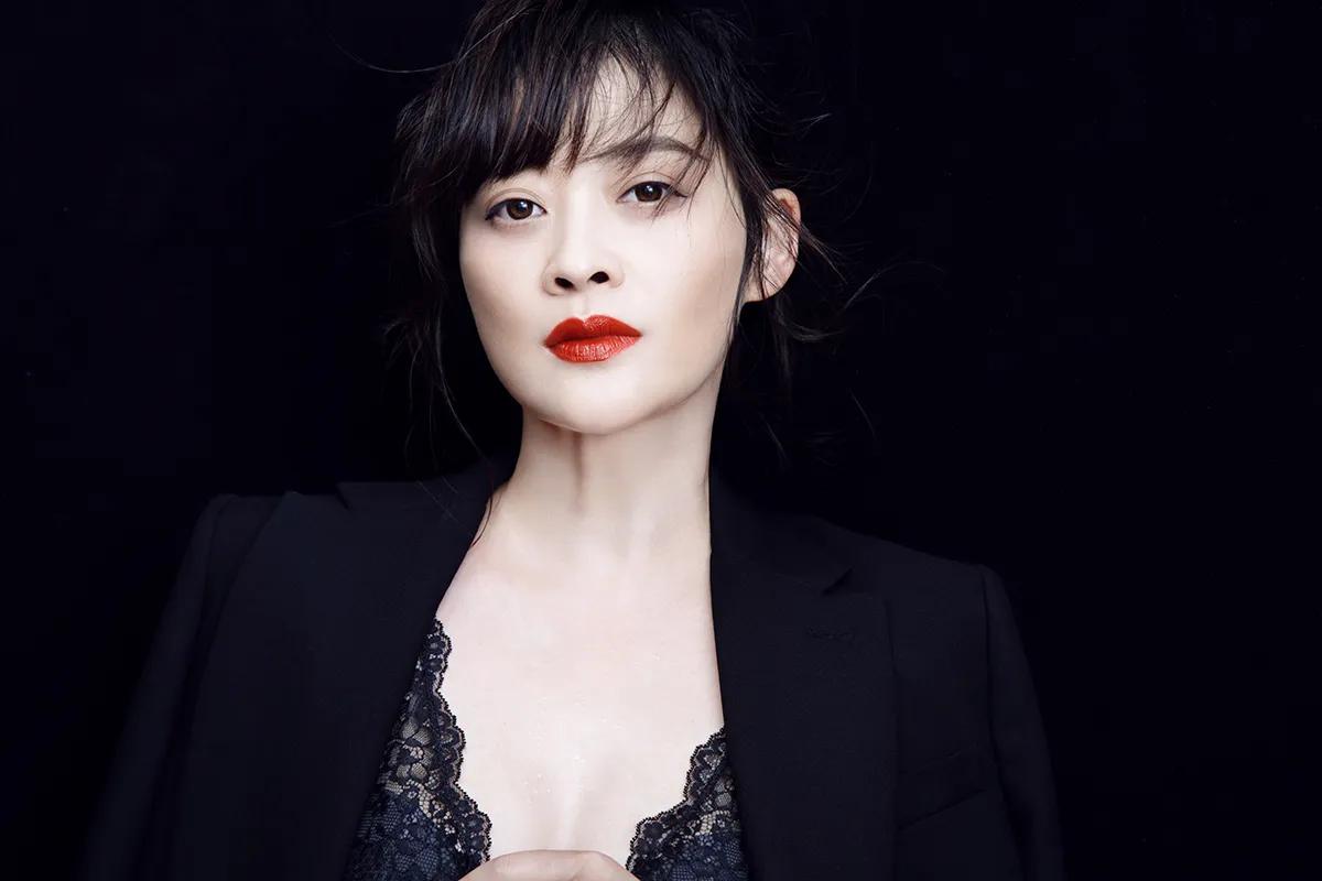 李一桐飞机上不雅动作被骂惨，遭人民日报批评，没素质明星不止她