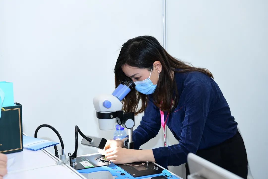 用最简单的方法鉴别钻石的真假,辨别真钻石和假钻石的方法