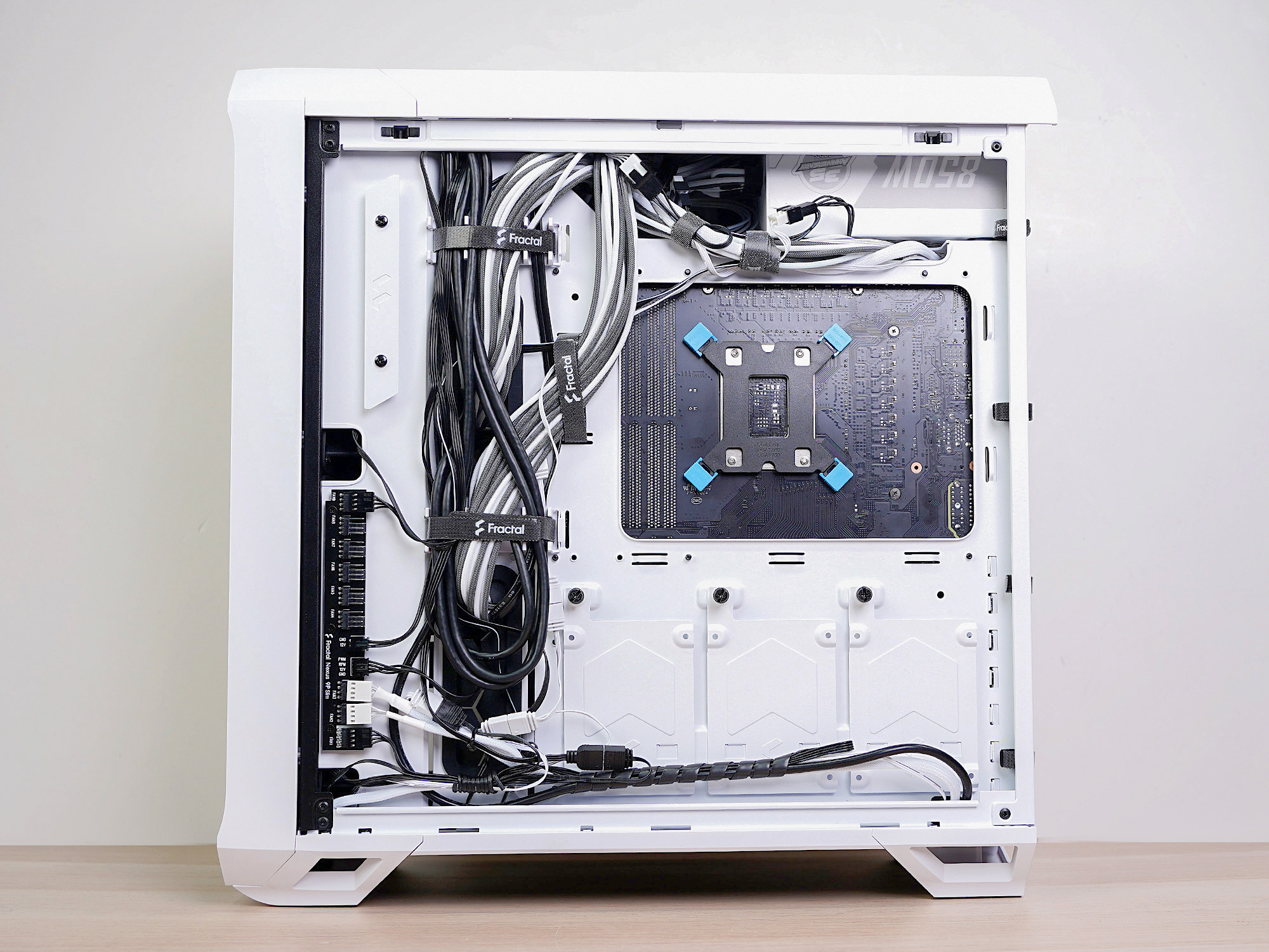 白银经典配色，最强风冷组合，能玩老头环，也是生产力的PC主机