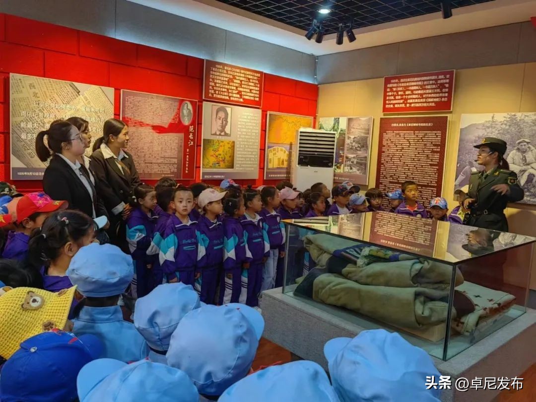 聆听红色故事传承红色精神幼儿园,参观红色教育基地的系列活动名称