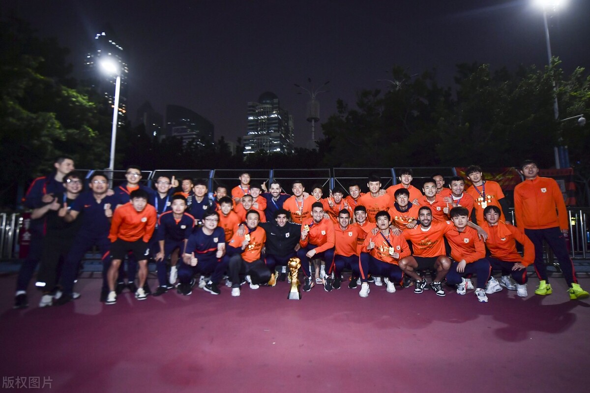 鲁能吉翔夺冠,山东泰山队球迷感人瞬间