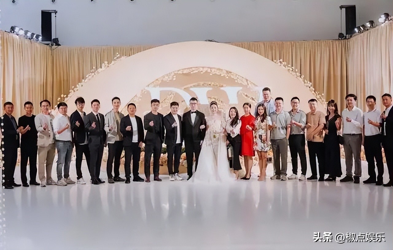 特步公主与七匹狼太子订婚！郎才女貌相当般配，岳父喊话多扶持