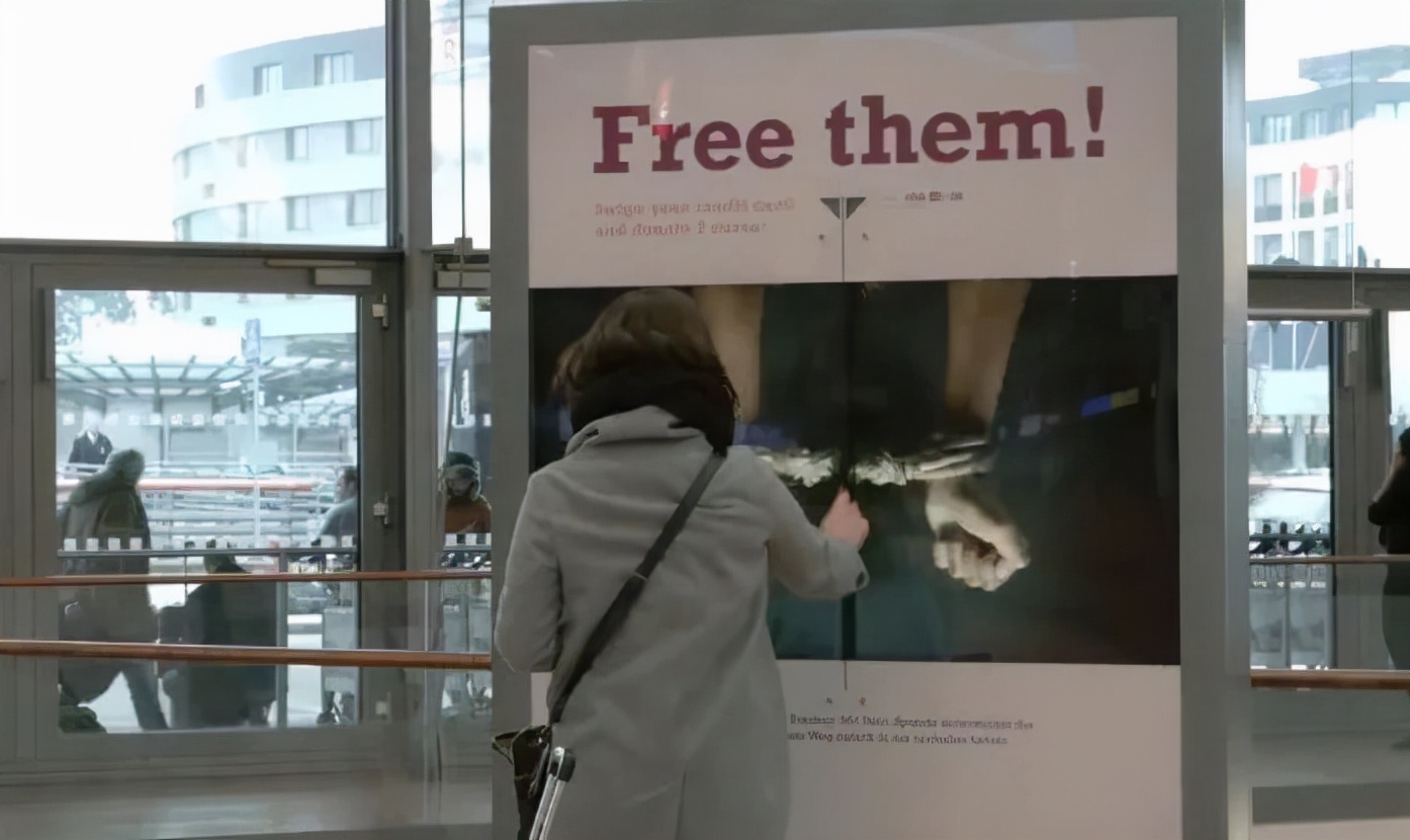 跟着飞机跑、可以喝、会传染，这些户外广告牌不一般