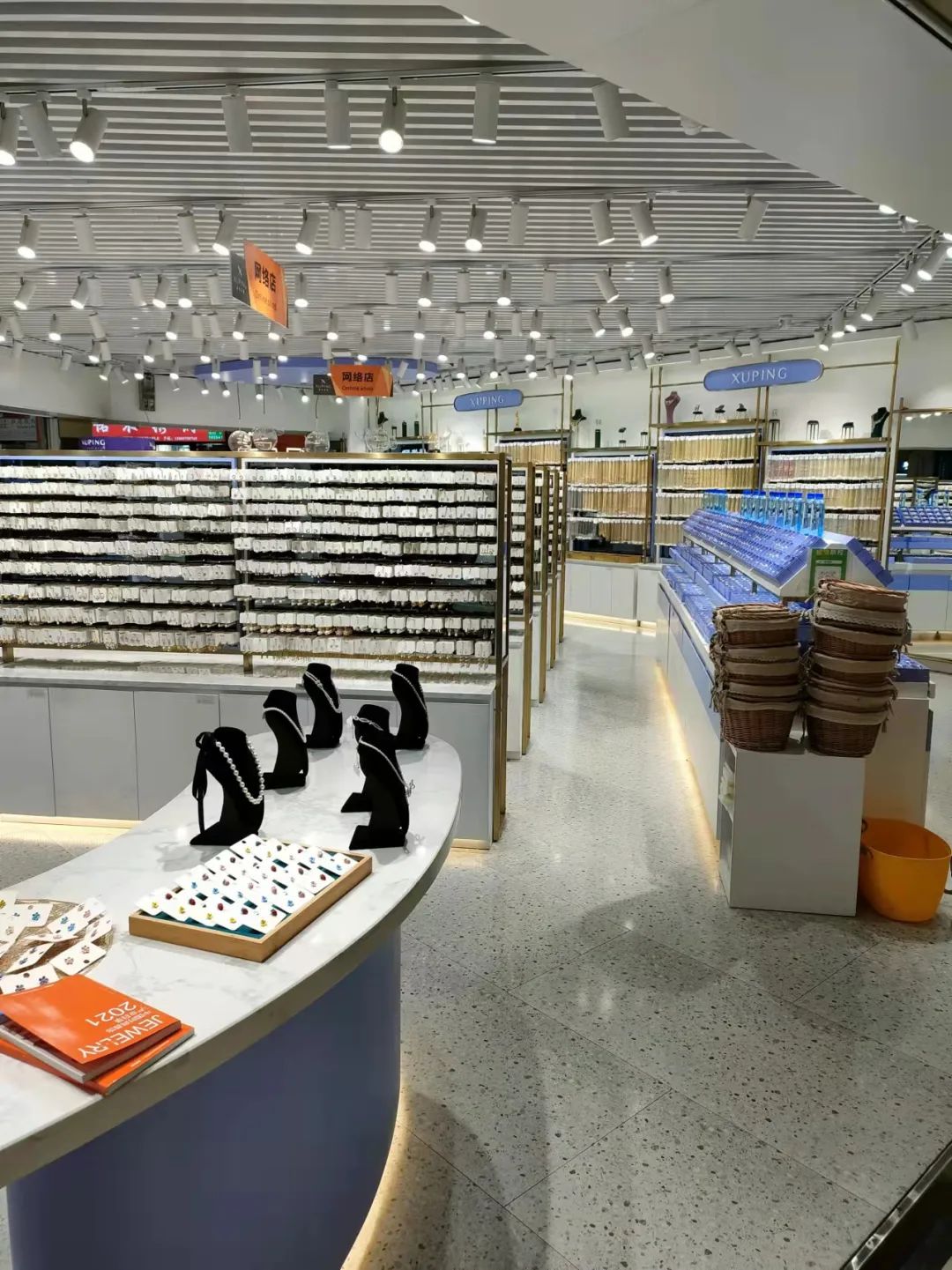 她们在义乌档口卖头花，最便宜的只要几毛钱，一月带货150万元