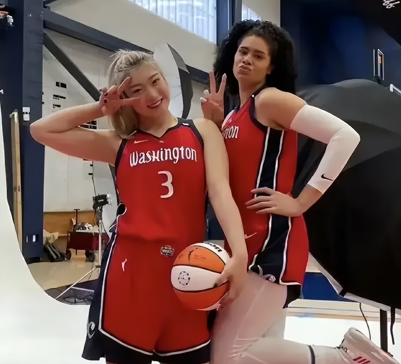 李梦当众换球衣图文,李梦场上更换球衣视频