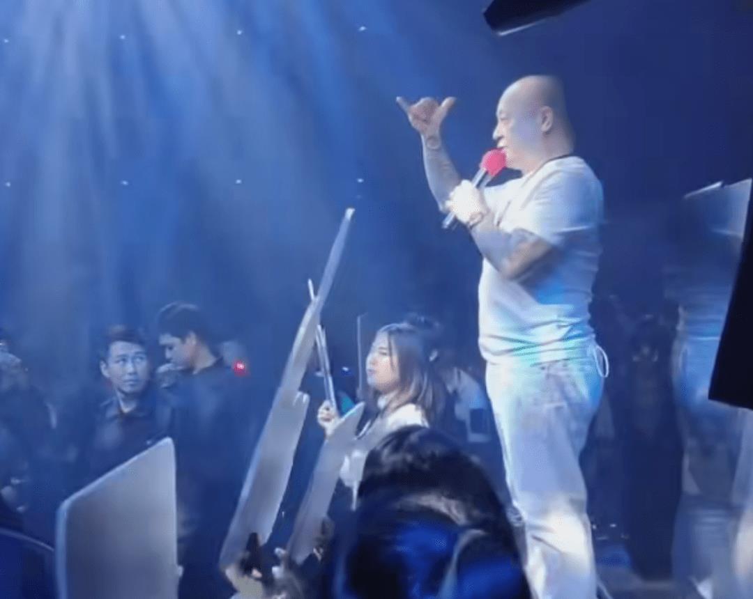 57岁港星现身街头,港星70多岁很年轻