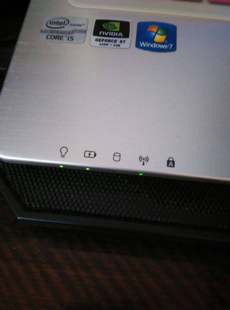 笔记本电脑插上电源闪一下黑屏,笔记本电脑插电就闪屏什么原因