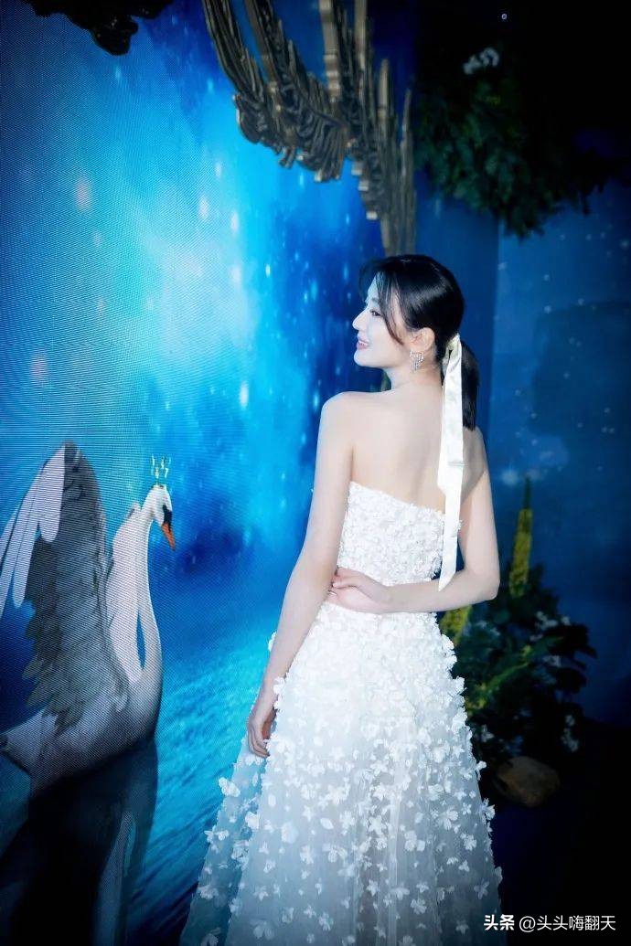 乔欣穿白色吊带裙仙气飘飘,乔欣抹胸白裙浪漫优雅写真