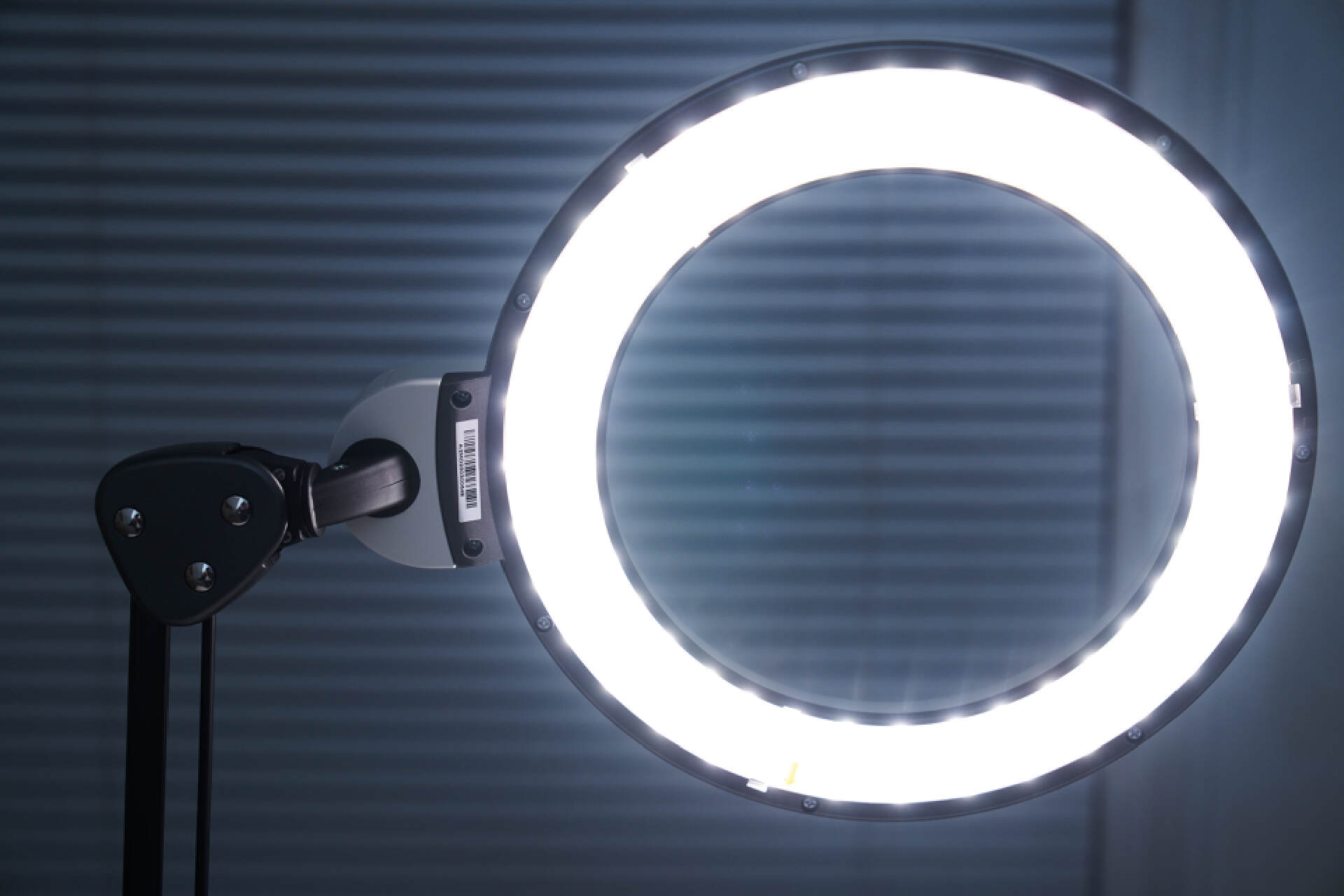 爱德华护眼灯真的有用吗,爱德华红光护眼灯对眼睛有伤害吗