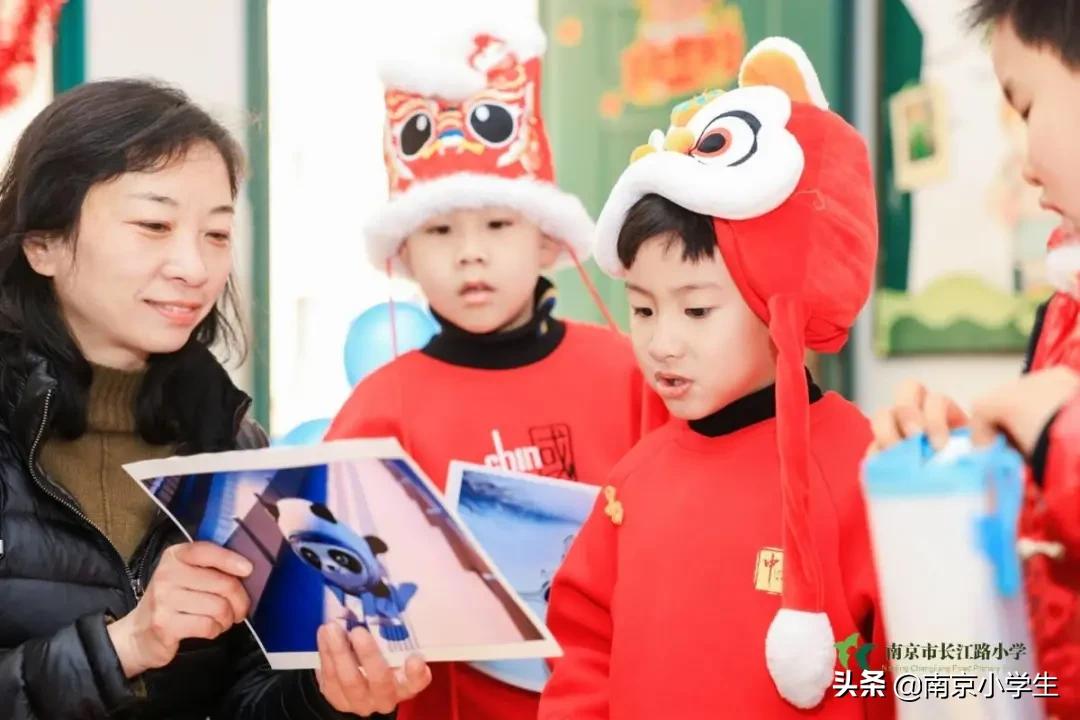 南京市长江路小学一年级开展“畅畅笑笑”乐评园活动