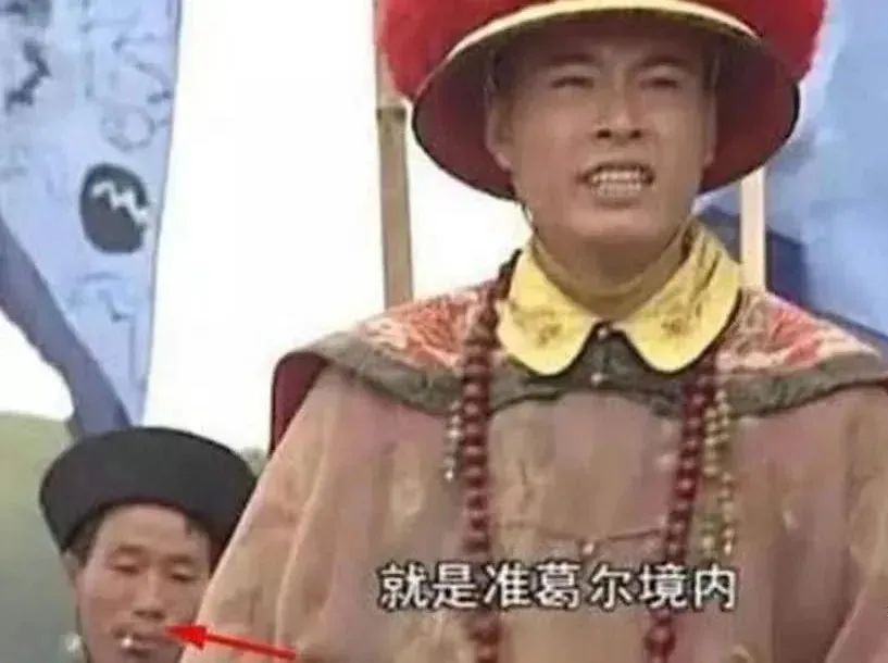 洒枸杞假装喷血、演尸体玩手机，这些穿帮镜头好敷衍，个个离谱