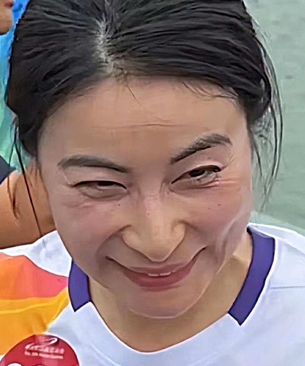 郭晶晶为什么一脸皱纹,郭晶晶罕见戴百万首饰亮相活动