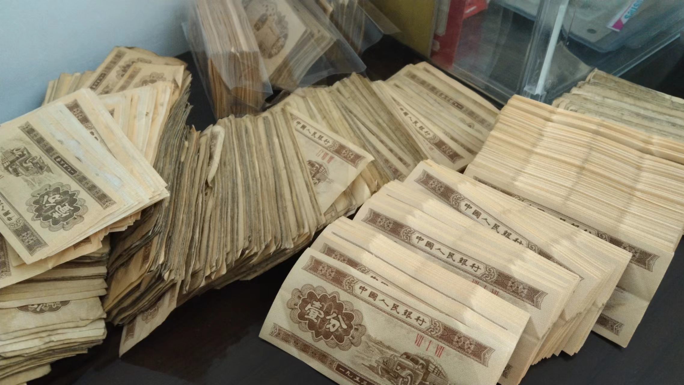 整捆10000张53年壹分纸币价,这张纸币面值多少英语怎么说