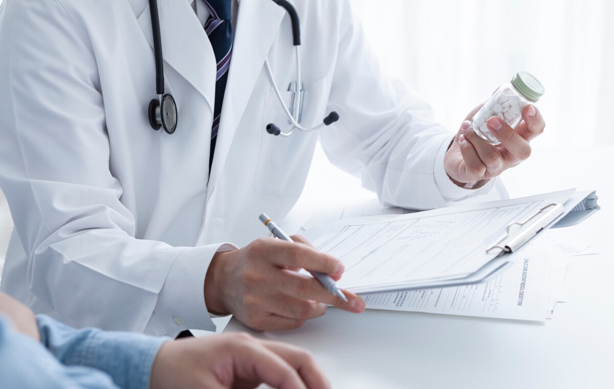 病毒感染后，出现咳嗽症状，使用镇咳药物时要注意什么