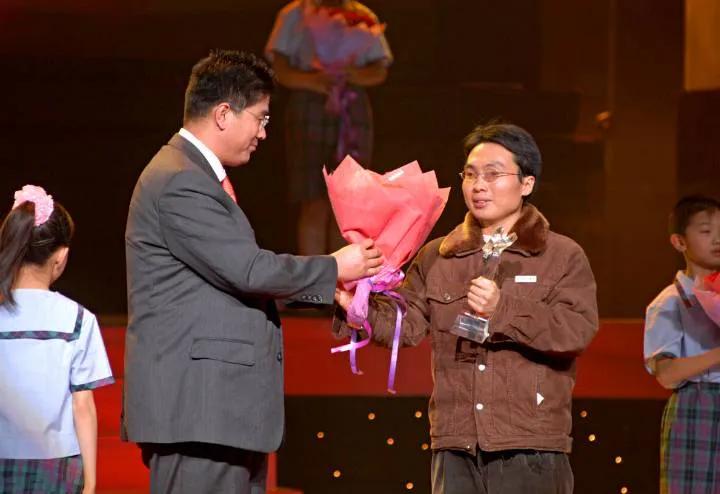 05年农村小伙带着弃婴妹妹上大学,17年前的弃婴