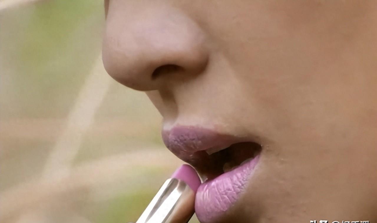 狂野诱惑！超辣女王舔刀瞬间！