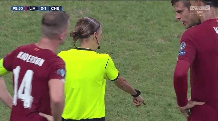 女裁判,女裁判爬上球台