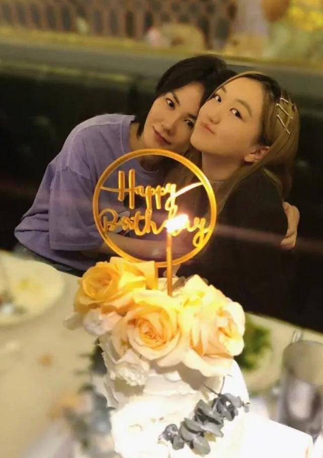 王菲晒与谢霆锋张柏芝敷面膜照,王菲谢霆锋再曝甜蜜照