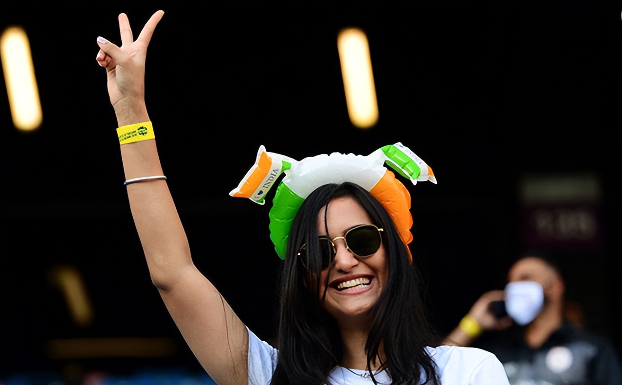 卡塔尔办大事，邻居偷着乐，这便宜捡得爽